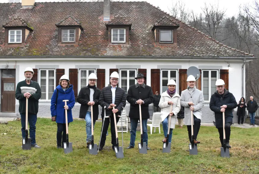 Sie schwingen den Spaten für die Spitelmühle: Andreas Richter, Renate Weiler, Alexander Schiem, Ansgar Fehrenbacher, Landrat Wolf-Rüdiger Michel, Kreis-Sozialdezernentin Angela Jetter, Geschäftsführer Thomas Roth und Architekt Stefan Popp. Foto: wede