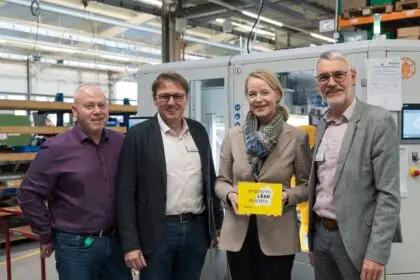 Bei der Übergabe (von links): Matthias Thimm (Leiter Qualitätsmanagement und Umweltbeauftragter, Geschäftsführer Georg Brugger-Efinger, Ministerin Thekla Walker und Thomas Brugger. Foto: pm