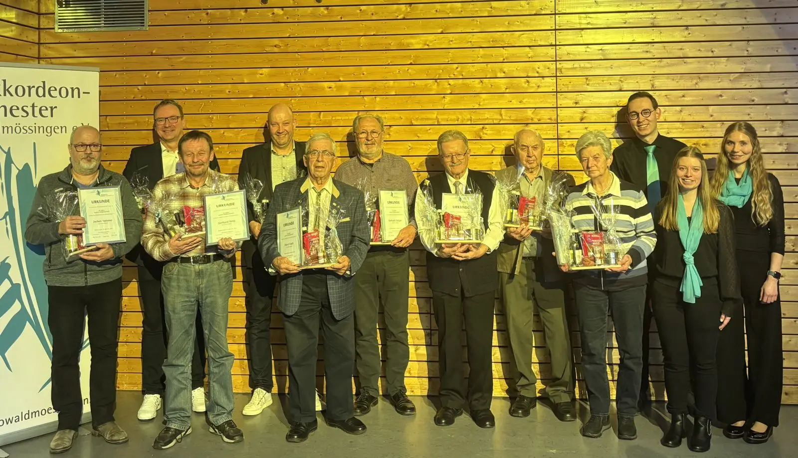 Die gründungsmitglieder des Akkordeonorchesters Waldmössingen. Foto: pm