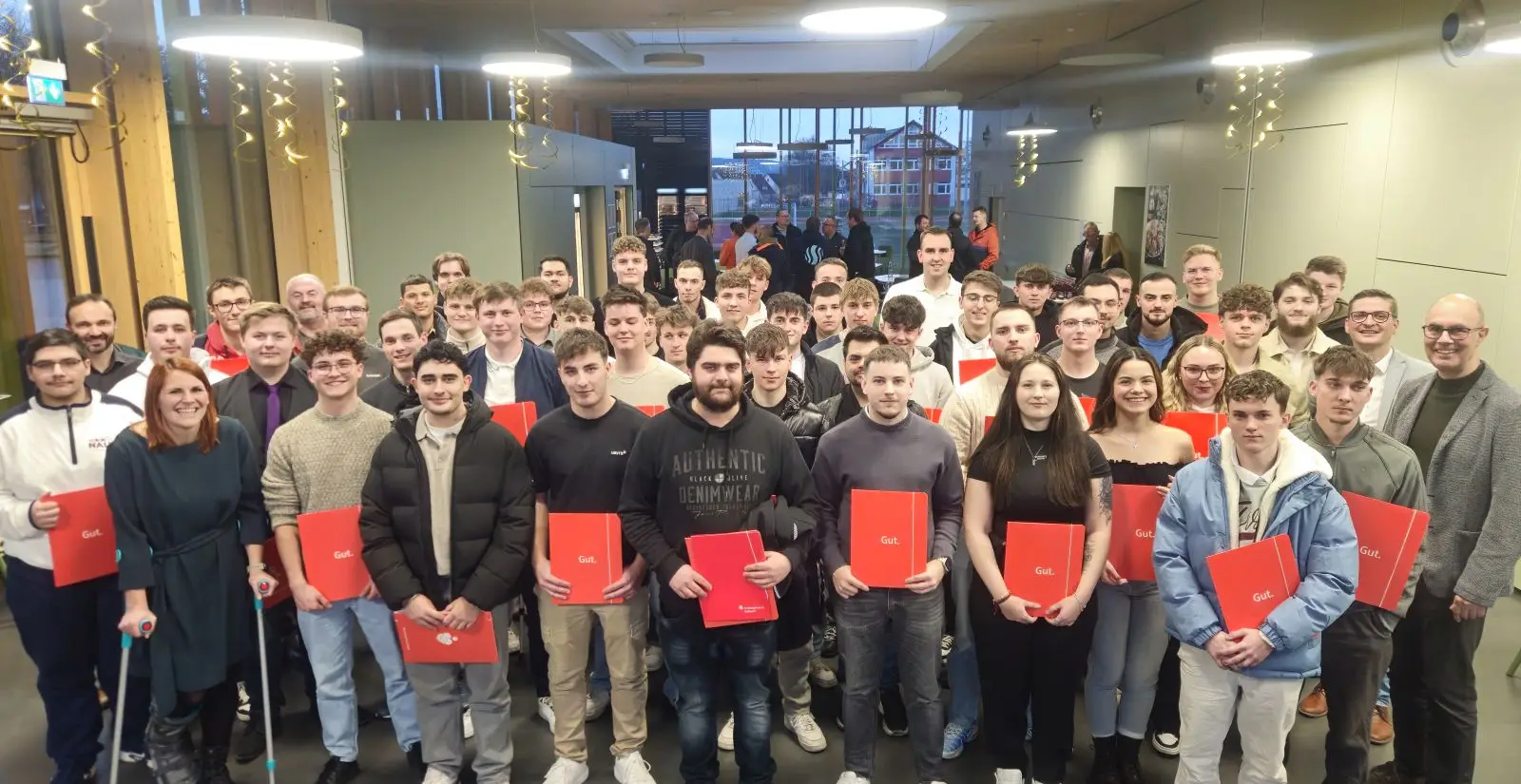 Die Absolventen der Berufsschule auf dem Sulgen erhielten ihr Abschlusszeugnis aus der Hand der Klassenlehrer und des Schulleiters.
Foto: Berufliche Schulen Schramberg