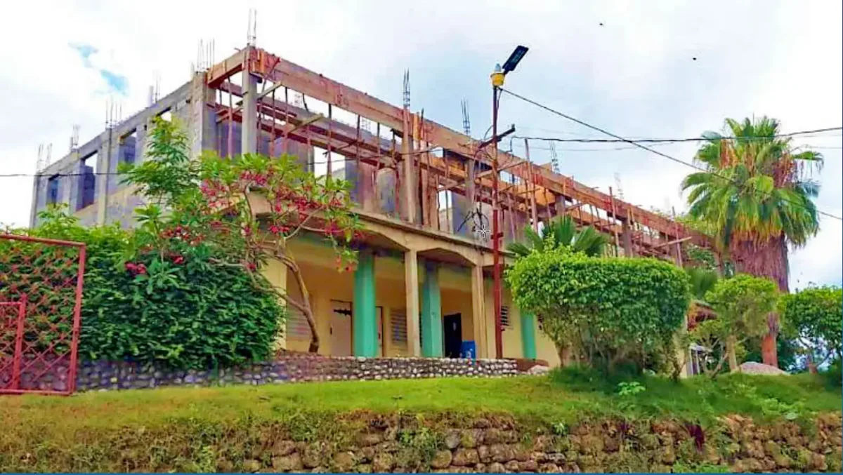 Der Bau der Bibelschule in Haiti wird komplett in Handarbeit erstellt. Reinhard Schaller betreute den Bau. Foto: pm