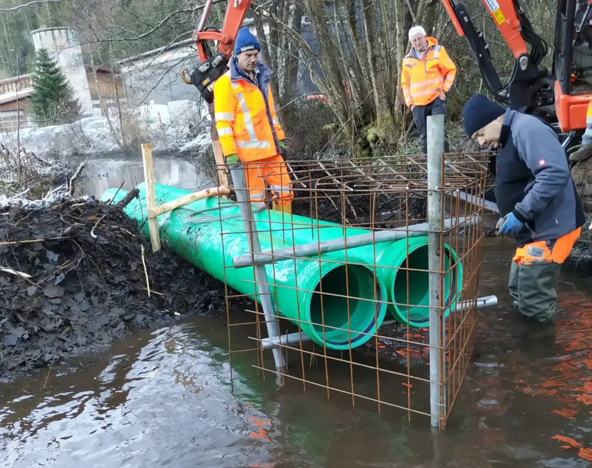 Mitarbeiter des Bauhofs beim Einbau der Drainage
Foto: Stadt Schramberg