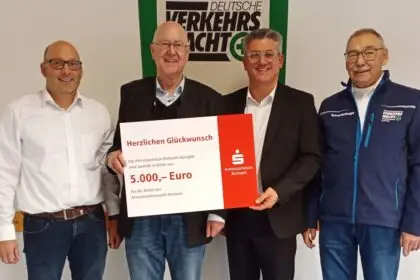 Über die Spende der Kreissparkasse Rottweil freuen sich v.l.n.r.
Christoph Steilner (1. Vorsitzender der Kreisverkehrswacht Rottweil
e.V.), Landrat Dr. Wolf Rüdiger Michel, Christian Kinzel (Vorstandsvorsitzender der Kreissparkasse
Rottweil) und Gerd Schneckenburger
(Ehrenvorsitzender der Kreisverkehrswacht Rottweil e.V.). 2
Foto: Kreissparkasse Rottweil