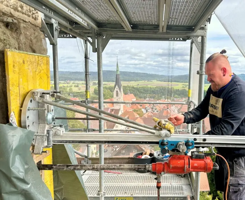Sanierungsarbeiten in luftiger Höhe: Im Herbst durchbohrte eine Spezialfirma den Hochturm, um das Mauerwerk anschließend mit Spannankern aus Stahl zu stabilisieren (Foto: Stadt Rottweil / Hermann).
