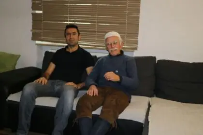 Celil Sayhan mit seinem Nachbarn Bernhard Pahlmann. Er hilft den Sayhans bei der Wohnungssuche. Foto: Moni Marcel