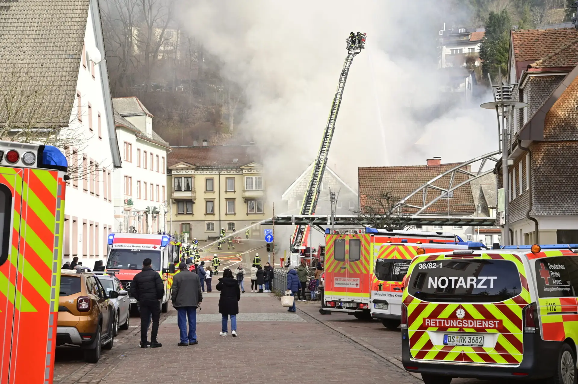 "Hohe Rauchsäule über der Stadt sichtbar", meldete unser Fotograf. Bild: Roland Sprich