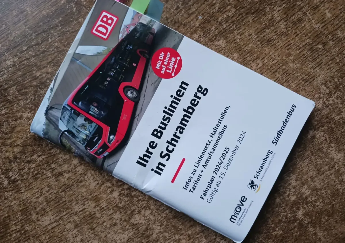 Viel genutzt - fällt das Fahrplanheft dem Sparzwang zum Opfer. Foto: him
