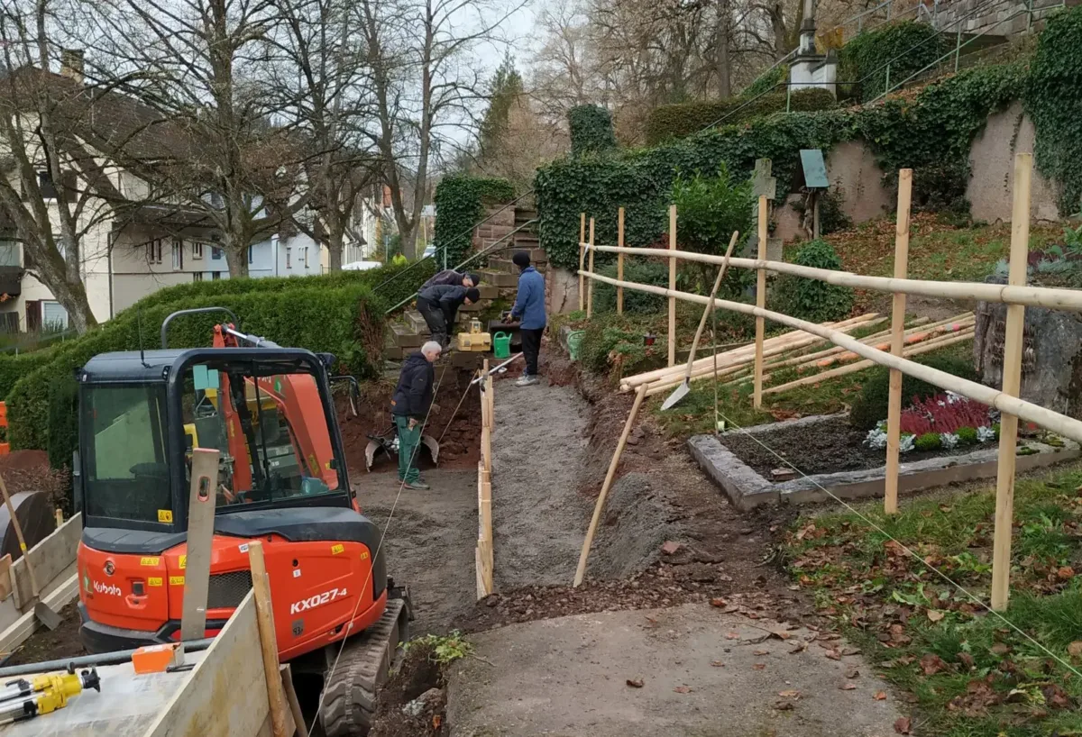 Eine Gartenbaufirma arbeitet an der Stützmauer auf dem Talstadt-Friedhof
Foto: Stadt Schramberg