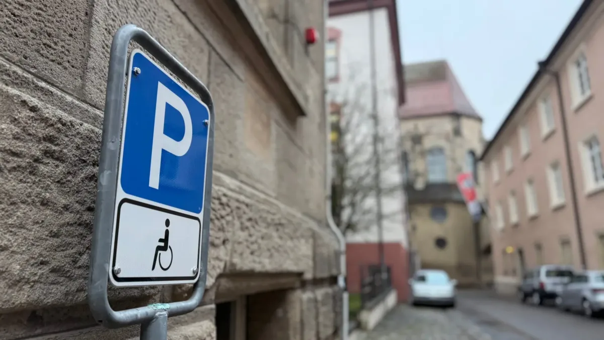 Neu eingerichtet und für machen überraschend: Behinderten-Stellplatz in Rottweil. Foto: gg