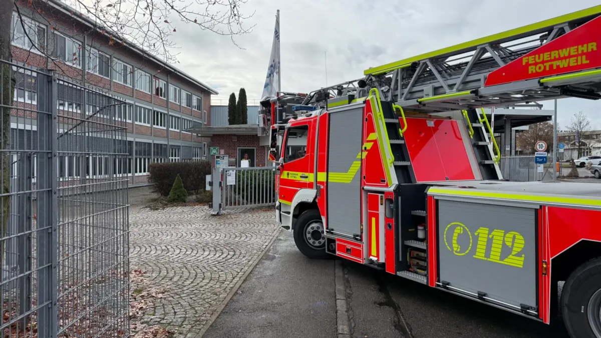Die Drehleiter erreicht das Unternehmen Mahle in Rottweil. Foto: gg