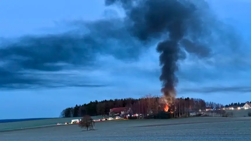 Über dem Hochwald stand eine dichte Rauchwolke, als die Einsatzkräfte eintrafen. Der Wohnwagen befand sich im Vollbrand. Foto: Peter Arnegger