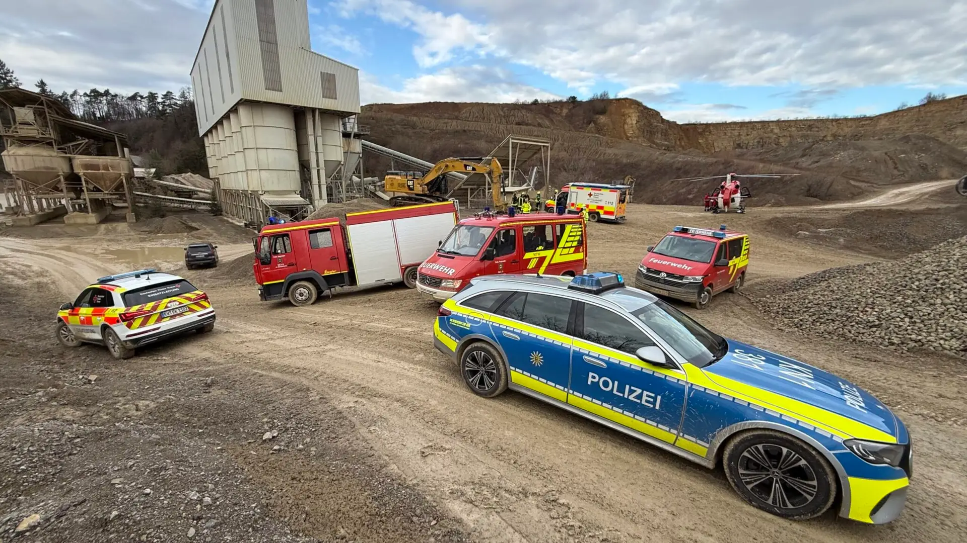 Der Verletzte wurde zum Rettungshubschrauber Christoph 11 gebracht. An der Rettung war neben der Feuerwehr und dem DRK auch die Polizei beteiligt. Foto: Peter Arnegger