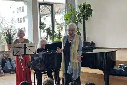 Die Märchenerzählerin Magdalena Rau und die Musikerinnen Barbara Brioeger und Beate Müller begeistern das Publikum. Foto: pm