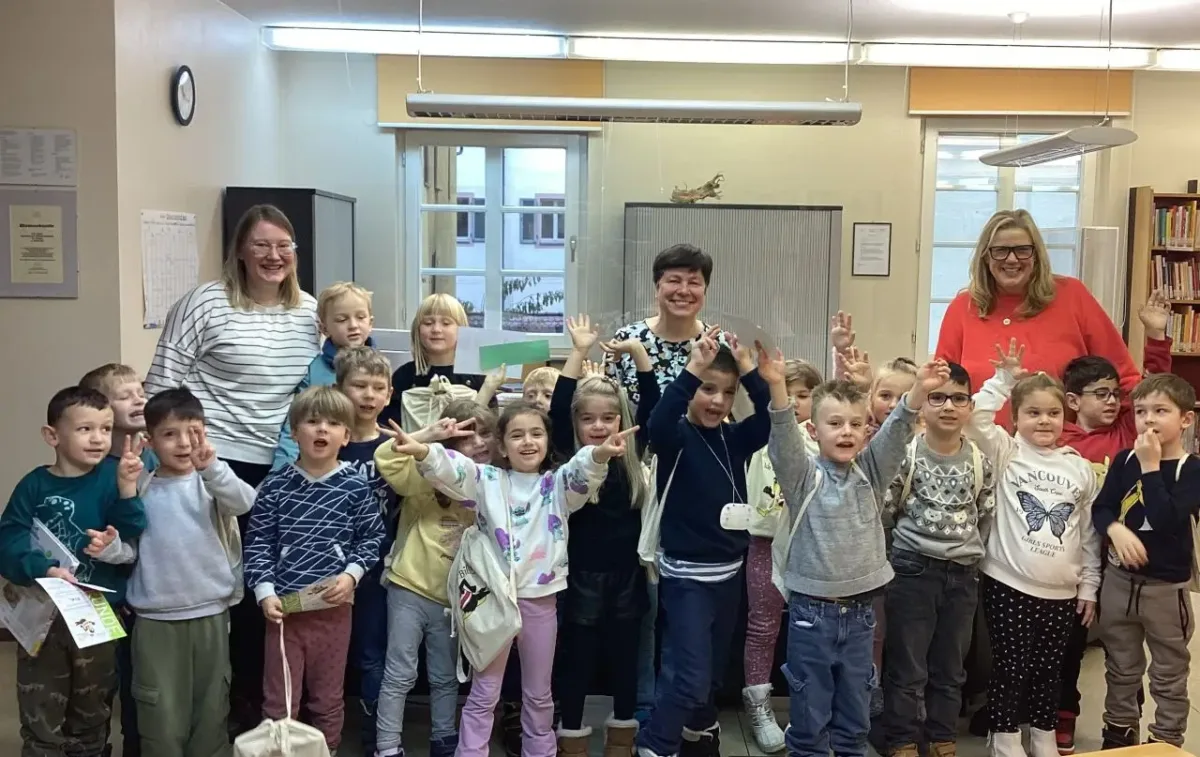 Die Vorschulkinder des Kindergartens Bonaventura waren mit ihren Erzieherinnen zu Besuch in der Katholischen Öffentlichen Bücherei bei Büchereileiterin Judith Weckenmann (MItte).