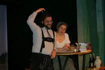 Hanna Stauß und Johannes Kretschmann boten im Zimmertheater "Schwäbisch vom Feinschda". Foto: Moni Marcel