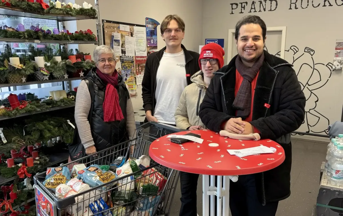 Schnell war der erste Einkaufswagen gefüllt. Unser Foto zeigt Inge Wolber-Berthold (von links), Nico Wöhrle, Jan Witkowski und Ali Zarabi. Foto: Edeka