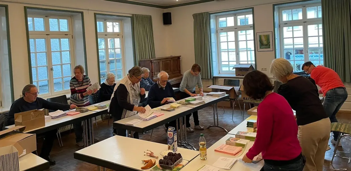 Beim Auszählen der Stimmen. Foto: Kirchengemeinde