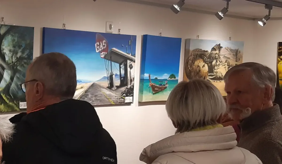 Gäste vor der Gemäldegalerie von Monika Flaig. Foto: am
