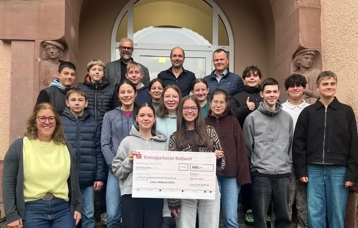 Bild: Klasse 9c mit Klassenlehrerin Nicole Marte-Nick, Rektor Jörg Hezel (Mitte hinten) sowie Harald Sailer und Bernhard Zimmermann vom Lions Club Rottweil (hintere Reihe). Foto: pm