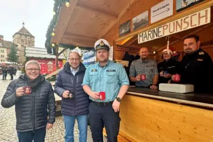 Marinepunsch-Verkauf für den guten Zweck: Fachbereichsleiter Marco Schaffert und OB Dr. Christian Ruf treffen haben einen Teil der Mannschaft von der „ROTTWEIL“ auf dem Rottweiler Weihnachtsmarkt getroffen und Korvettenkapitän Wolfram Fuchs (von links) und seiner Mannschaft weiterhin viel Erfolg gewünscht (Foto: Stadt Rottweil / Hermann).