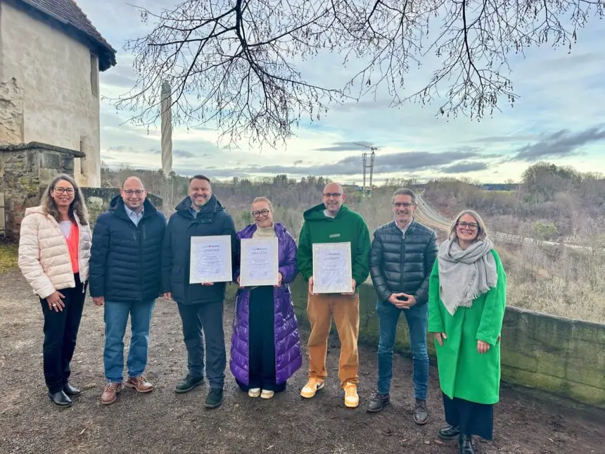 Mit einer Mietförderung unterstützt die Stadt Rottweil innovative Geschäftsmodelle in der Innenstadt. Unser Bild zeigt von links: Bettina Weigl (Wirtschaftsförderung), OB Dr. Christian Ruf, Stefan Walliser (Rottweiler-Shop), Miriam Pöllath (Wohnraumstylisten), Manuel Müller (Hanfstüble), Christian Hanusch für die Energieversorgung Rottweil (ENRW), sowie Innenstadtmanagerin Bibi Deibler-Seile (Foto: Stadt Rottweil / Hermann).