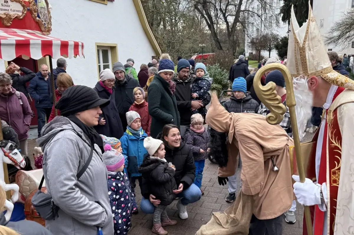 Der Besuch des heiligen Nikolaus mit seinem Begleiter Knecht Ruprecht ist fraglos der Höhepunkt des Weihnachtsmarkts. Foto: Pfautsch