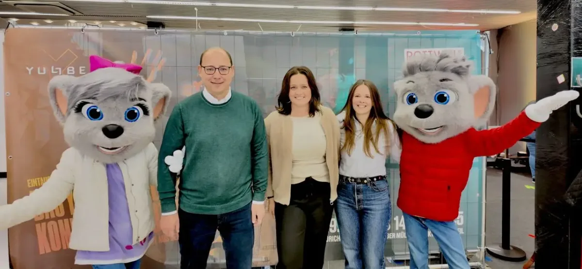 Oberbürgermeister Dr. Christian Ruf, Ines Maier und Carolin Weiß (von links) mit den Europa-Park Maskottchen Ed & Edda, die eigens zur YULLBE GO Premiere nach Rottweil gereist sind (Foto: Stadt Rottweil).