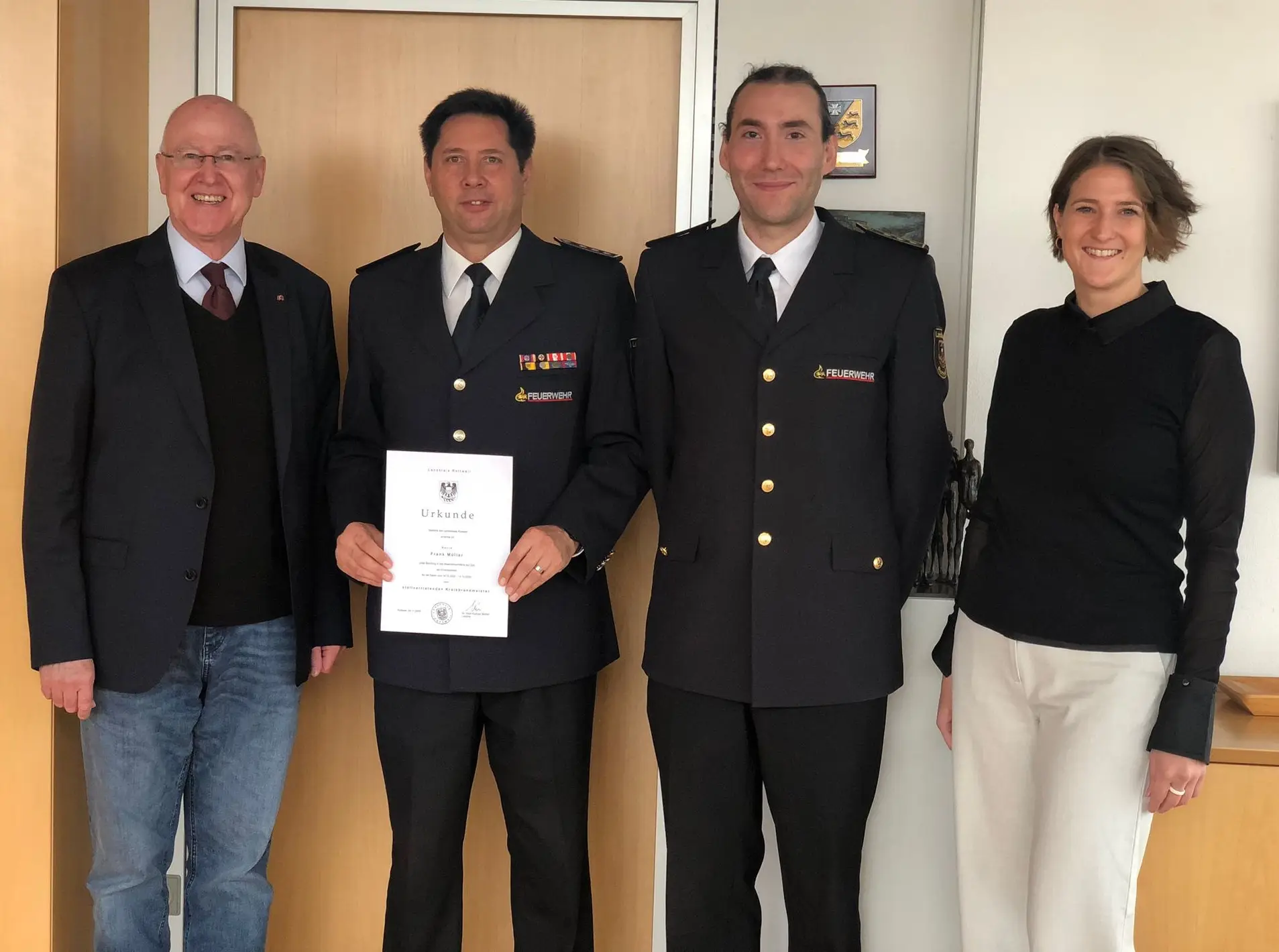 Unser Foto zeigt (von links) Landrat Dr. Wolf-Rüdiger Michel, Frank Müller, Kreisbrandmeister Philipp Glunz sowie Dezernentin Anja Hahn. Foto: pm