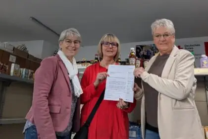 Von links: Anja Banholzer (Leiterin Soziale Dienste DRK, Kreisverband Rottweil e.V.) Annette Schneckenburger (Siedlungswerk GmbH Wohnungs- und Städtebau) und Frau Gisela Rehberg (Leiterin des Tafelladens). Foto: pm