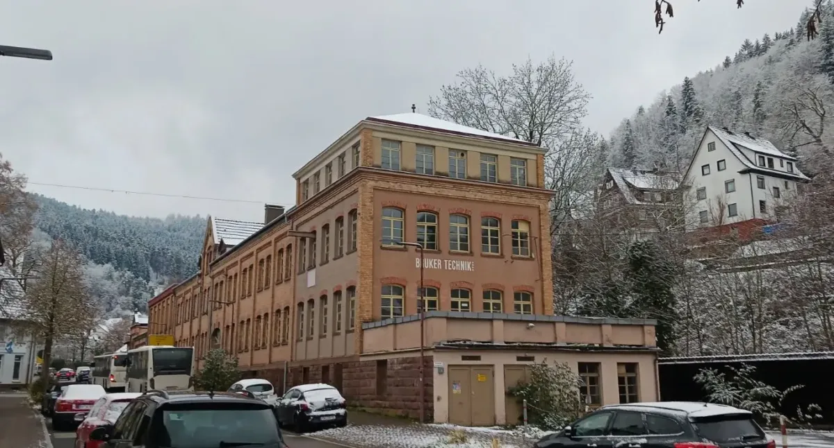 Im Winterschlaf: Die ehemalige Pfaff-und-Schlauder-Fabrik in der Berneckstraße. Foto: him