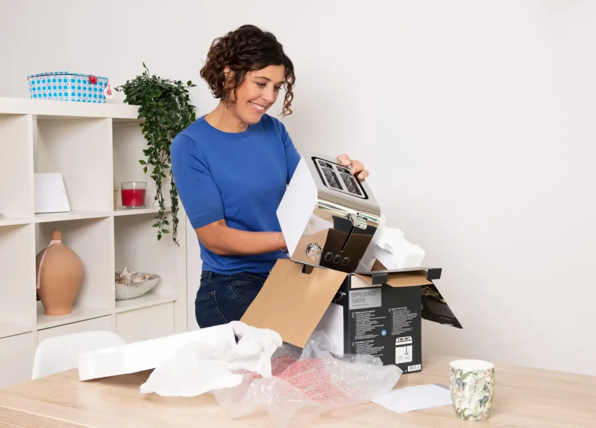 Der neue Toaster ist ausgepackt? Jetzt die Verpackung und das alte Elektrogerät umweltfreundlich entsorgen. Der neue Toaster ist ausgepackt? Jetzt die Verpackung und das alte Elektrogerät umweltfreundlich entsorgen.
Bildrechte: Initiative "Mülltrennung wirkt", Foto :Marcella Merk