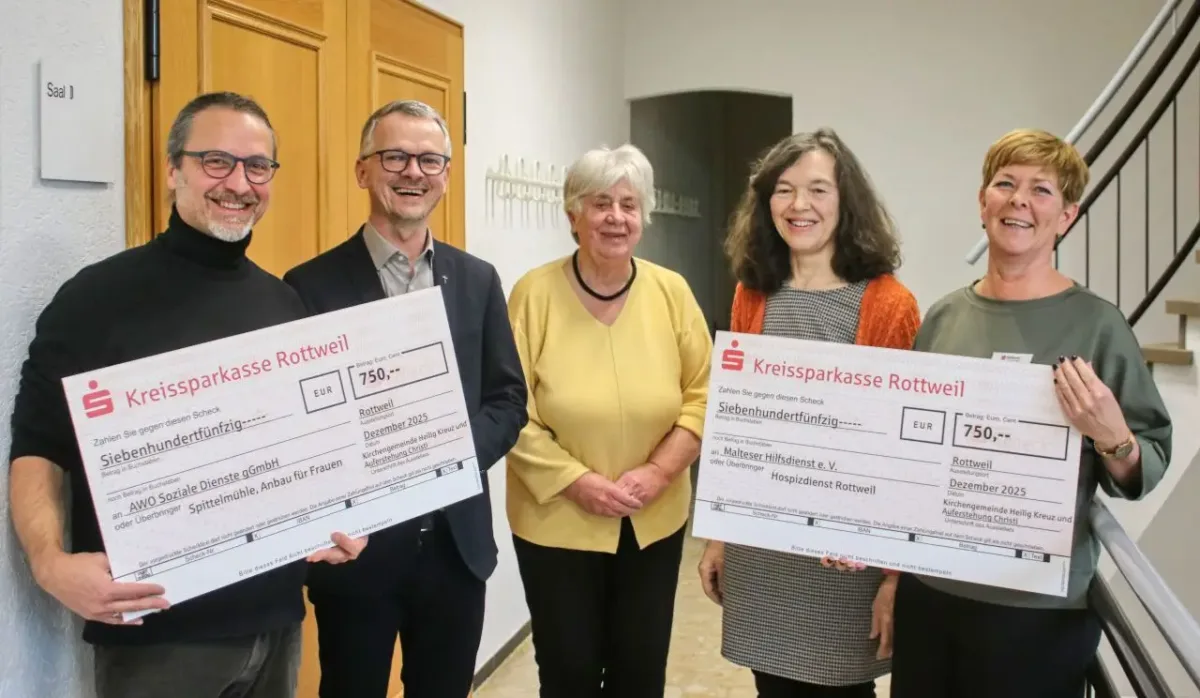 Übergabe der Schecks über jeweils 750,00 Euro an Alexander Schiem (links) von der Spittelmühle und Daniela Weiss von den Maltesern (rechts). Für die Spender im Bild Pfarrer Timo Weber, Lilo Hildebrand und Dagmar Hezel.
Foto: Berthold Hildebrand