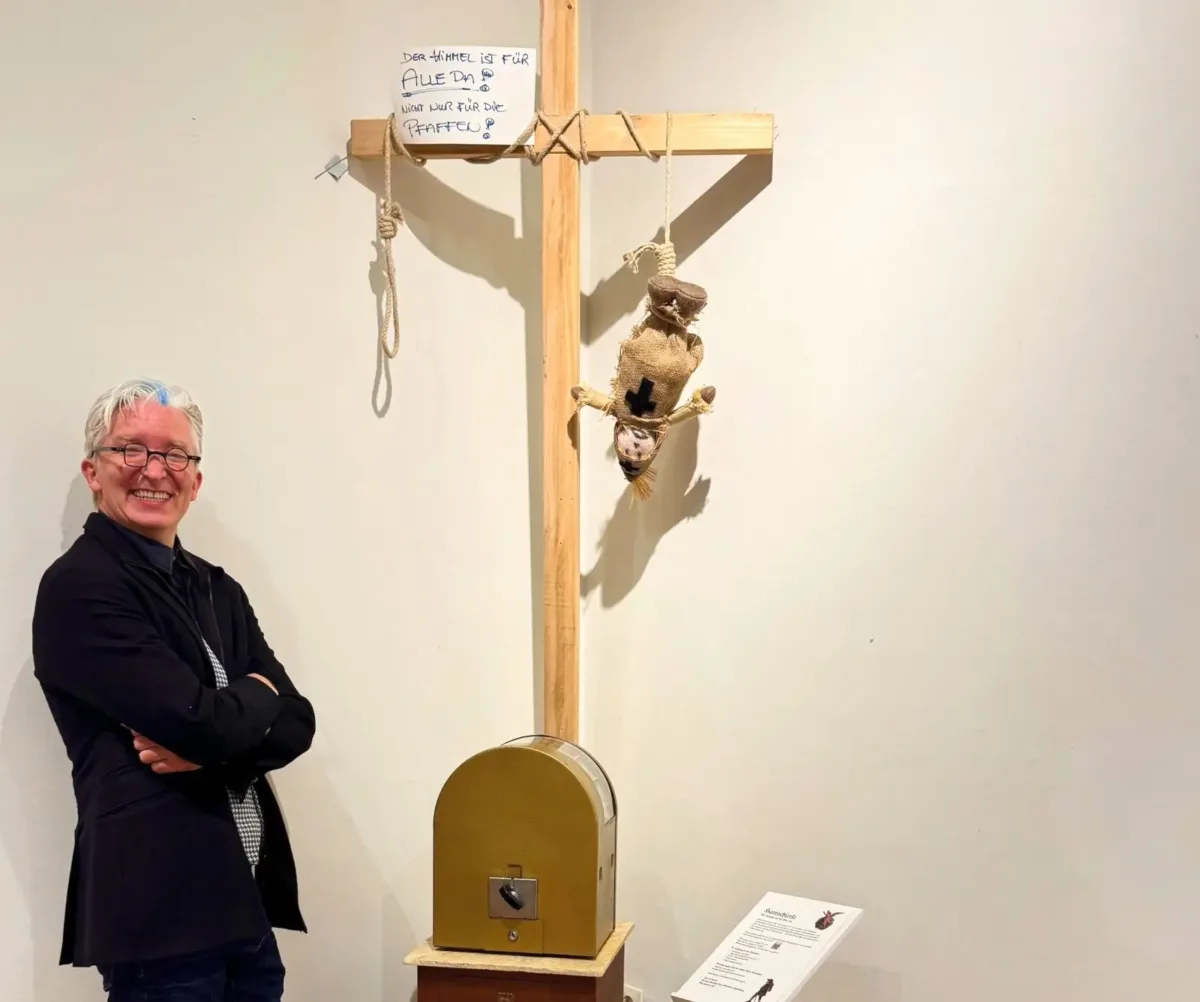 Mark Finnern und seine Installation zum  Hartschierle. Foto: pm