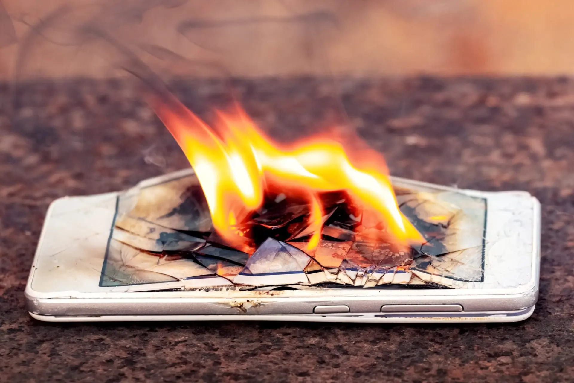 Lithium-Ionen-Akkus: Thermische Belastungen, Baufehler, Beschädigungen und unsachgemäßer Umgang können zu Bränden führen. Bildrechte: TÜV Rheinland/Shutterstock. Fotograf: Shutterstock