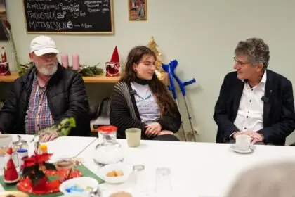 Landesbischof Gohl im Gespräch mit Hélène Marcel von der Wärmestube. Foto: pm