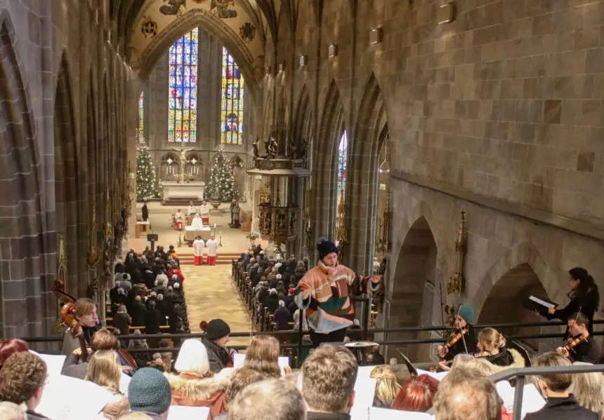 Lisa Hummel dirigiert Sänger und Orchester am Weihnachtsmorgen
Foto: Berthold Hildebrand