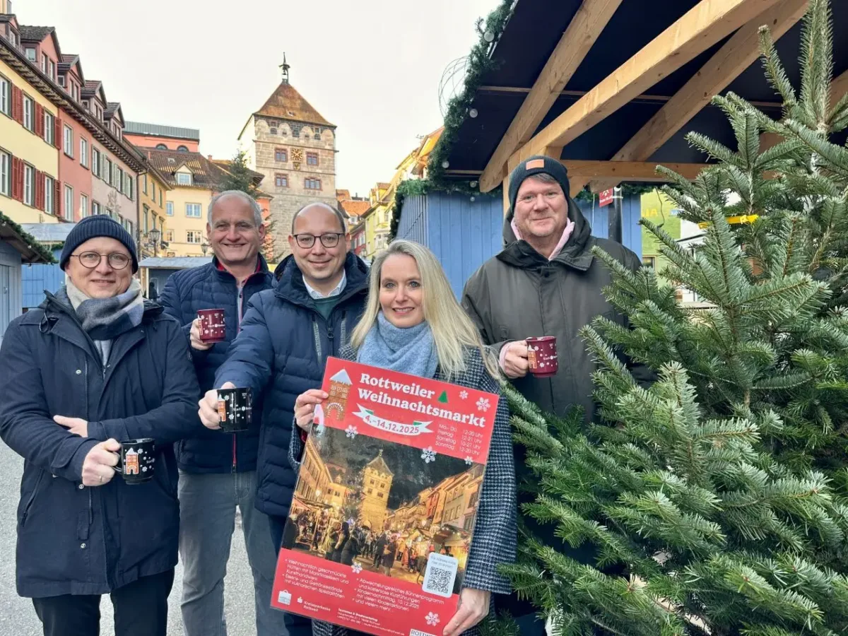Die Vorfreude auf den Rottweiler Weihnachtsmarkt steigt. Unser Bild zeigt (von links): Tobias Rützel (Gewerbe- und Handelsverein), Marktmeister Matthias Groß, OB Dr. Christian Ruf, Simone Strasser vom Stadtmarketing sowie Marktmeister Jürgen Cottre (Foto: Stadt Rottweil / Hermann).