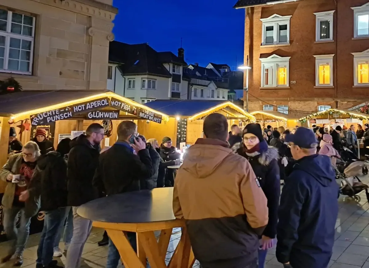 Schon bald war der Schramberger Weihnachtsmarkt gefüllt. Foto: rem