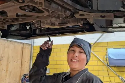 Bei der DEKRA konnte ein Schüler technische Prüfprozesse beobachten und erfahren, wie Fahrzeuge auf ihre Sicherheit überprüft werden. Foto: Schule
