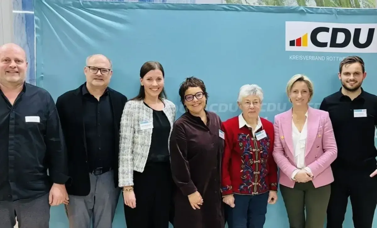 Die Unternehmerfamilie Thieringer zusammen mit dem Landtagsabgeordneten und CDU-Kreisvorsitzenden Stefan Teufel (2. von links), der Moderatin der Diskussion, Regine Aigeldinger (daneben) sowie Wirtschaftsministerin Dr.Nicole Hoffmeister-Kraut (2. von rechts). Foto. king