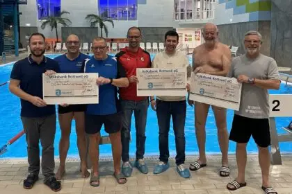 Die Spenden wurden  in der Schwimmhalle des aquasol an Vertreter von drei der vier Vereine überreicht. Foto: pm
