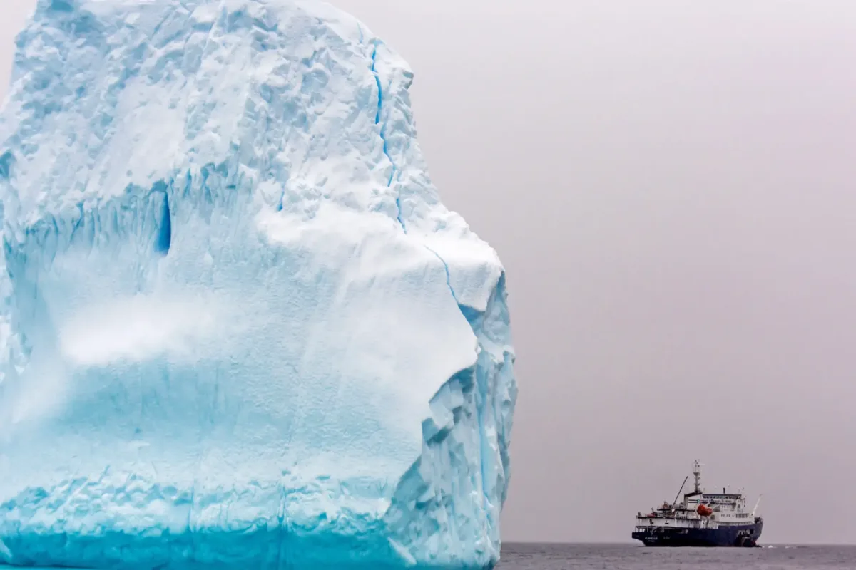 Immer wieder planen Forscher, Eisberge in Folie verpackt von Schiffen in von Dürre geplagte Gegenden zu ziehen. Realisiert wurde die Idee jedoch nie, denn technisch und finanziell scheint das Ganze nach Ansicht von Experten utopisch.
Foto: djd/Forum Trinkwasser/vadim.nefedov - stock.adobe.com