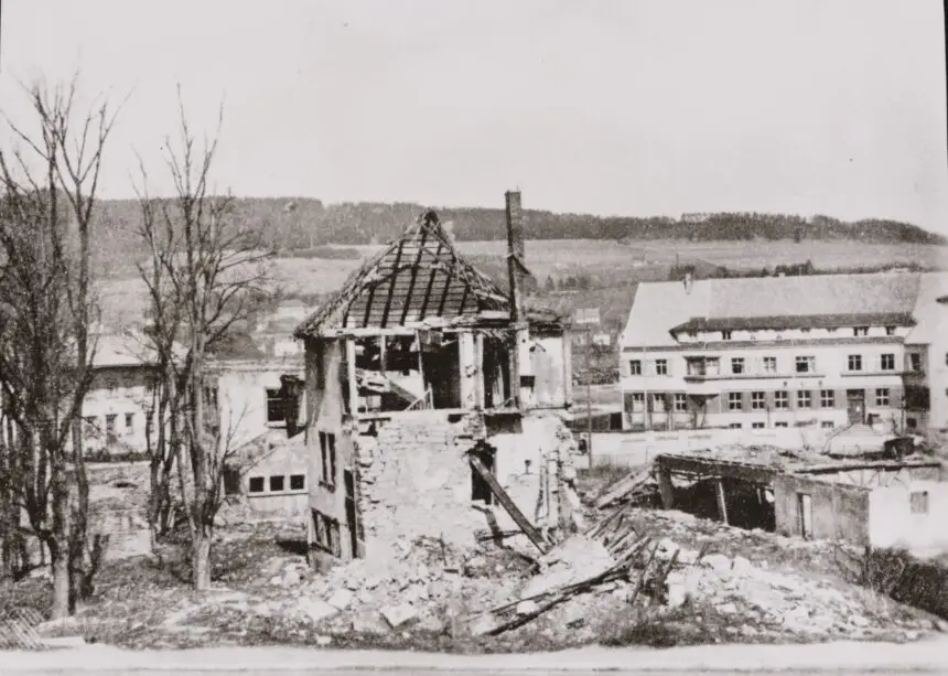 Bomben auf Tuttlingen: Im März 1945 wurde der Bereich um den Bahnhof bombardiert. Zerstört wurde unter anderem das frühere Bahnhofshotel. Auf dem Bild erkennt man im Hintergrund das heutige SWT-Gebäude. Foto: pm