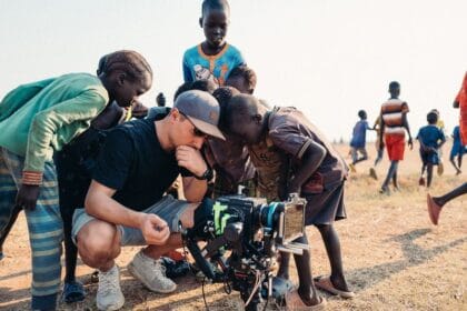 Ist am 7. Januar im Rottweiler Central-Kino mit dabei: Der Deißlinger Jochen Isensee -  hier bei Filmarbeiten in Afrika. Foto: privat