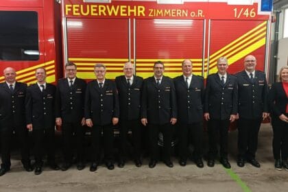 Von links: Kommandant Frank Scherfer, Stefan Mager, Bernhard Bühl, Karl-Heinz Vogler, Konrad Teufel, Gunter Hornberger, Uwe Flaig, Erwin Bantle, Abteilungskommandant Marc Burkard und Bürgermeisterin Carmen Merz. Foto: fw
