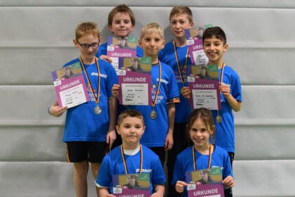 Die Teilnehmer der mini-Meisterschaft mit ihren Urkunden. Foto: pm