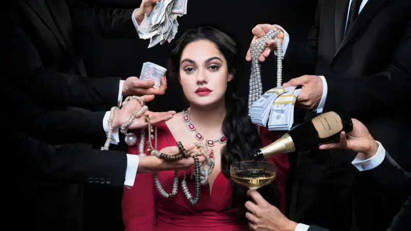 „Take the money and run“: Nilam Farooq spielt die Kryptoqueen in Serie über OneCoin