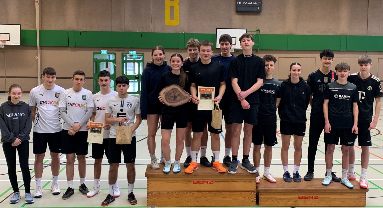 Die erfolgreichen Fußballer bei der Siegerehrung. Alle Fotos: Berufliche Schulen Schramberg