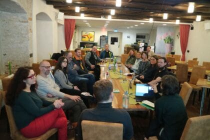 Wie kann man sich gegen Verschwörungstheorien, Frauen- und Queerfeindlichkeit oder extreme Rechte stark machen? Darum gings beim Abend der Grünen im Kapuziner. Foto: Moni Marcel