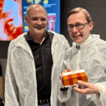 In Hygienekleidung einen McRib produziert.